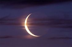 a crescent moon is seen in the night sky