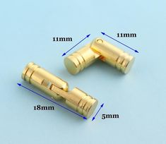 two gold toned metal screws are shown with measurements for each one in the image