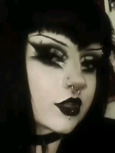 Trad Goth Makeup Looks, Goth Face Paint, Alt Makeup Eyeliner, Gothic Makeup Looks, Whimsigoth Makeup, Goth Eyeliner