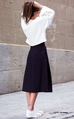 Midi skirt with sneakers #pixiemarket #normcore Minimal Stil, Sukienki Maksi, Rok Midi, Minimalist Moda, Look Zara, Mode Casual, Cooler Look, Looks Street Style, Looks Black