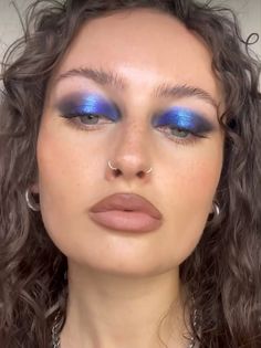 Easy Cool Eye Makeup, Cool Hooded Eye Makeup, Rockstar Glam Outfits, Edgy Fashion Aesthetic, Unique Prom Makeup, Rockstar Aesthetic Makeup, Editorial Eye Makeup, Rockstar Gf Makeup, Artistic Make Up