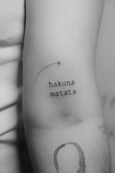 Hakuna Matata Tattoo Ideas, Uncommon Tattoos, Relax Tattoo, Simba Tattoo, Fineline Tattoo Ideas, Hakuna Matata Tattoo, Tattoo Colorful, Bestie Tattoo, Forearm Band Tattoos