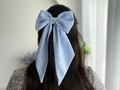 "Premium quality blue chiffon medium hair bow with pointed tail. Perfect accessory and gift for girls! This stylish hair bow is an ideal hair accessory for wearing to a special occasion or even everyday wear. 🎁It will also make a great \"gift for girl.\" They are handmade with love and care from  high quality fabric in our studio in England. 📍Attachment:  ✅Barrette  ✅Comb Slide ✅Alligator Clip 📏Bow measurement  15cm or 6\" in width appx  9 cm or 3 1/2\" in height  Tail is 21.50 cm or 8 1/2\" long (measured excluding the bow) *Please be noted that the color might appear a little differently on each phone, tablet, or computer screen." Hair Tie Accessories, Bow Hairstyle, Ribbon Hairstyle, Christmas Gifts For Girls, Diy Hair Bows, Diy Hair Accessories, Blue Bow, Stylish Hair, Bow Clips