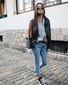 Outfits Vest, Look Legging, Jeans Belt, Cozy Winter Outfits, Maximalism, Black Leather Jacket, Wearing Clothes