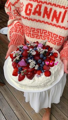 Flower cake, midsommer aesthetic, blueberry cake, raspberry cake Story Food, Summer Cakes, Aesthetic Lifestyle, Birthday Food, Event Food, Morning Food