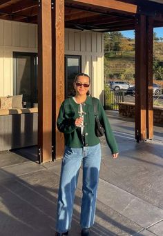 19+ Chic Fall Winery Outfits For Your Trip To The Vineyard (2024) Fall Wine Tasting Outfit, Fall Winery Outfits, Vineyard Outfit, Wine Tasting Outfit, Trendy Overalls, Chic Style Inspiration, Wineries Outfit, Thanksgiving Outfit Ideas, Cute Thanksgiving Outfits