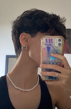 majufrazatto on Instagram Masculine Haircut For Women, Dyke Hair, Oval Face Short Hair, Crew Cut Haircut, Japanese Short Hair, Blonde Hair With Pink Highlights, Androgynous Hair, Tomboy Hairstyles, Short Hair Tomboy