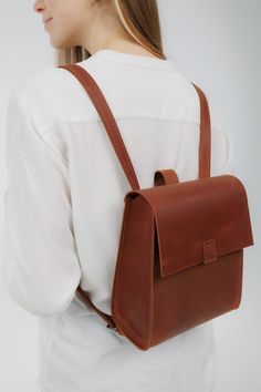 Lernen Sie einen minimalistischen Rucksack kennen - ein stilvolles Accessoire für Frauen.💼 Es handelt sich um einen mittelgroßen Lederrucksack in modernem Design. Sie verfügt über verstellbare Schultergurte und einen sicheren Hotelverschluss mit Magnetverschluss. Das schlanke Erscheinungsbild des Rucksacks wird durch die Lederoberfläche ergänzt, und er hat keine Außentaschen oder zusätzlichen Fächer, was ihm einen sauberen und eleganten Look verleiht. Es ist ein vielseitiges Stück, das mit Frei Elegant Everyday Backpack With Leather Lining, Purse Backpack, Luxury Leather Backpack, Elegant Style, Mini Backpack Outfit, Elegant Backpack With Leather Handles For On-the-go, Elegant Leather Backpack With Gold-tone Hardware For Daily Use, Elegant Leather Backpack With Zipper For On-the-go