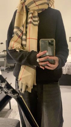 Burberry Scarf Outfit, Modest Street Style, Scarf Aesthetic, Scarf Outfit Winter, Skater Girl Outfits, Women's Outfit Sets, Scarf Outfit, Burberry Scarf, Aesthetic Fits