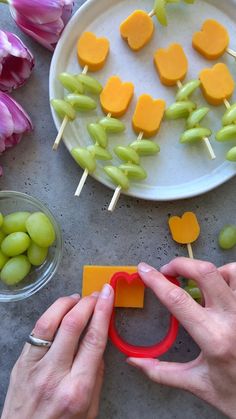 KNOCK EVERYONE’S STALKS OFF with these tasty Spring blooms🌷 Made with red cheddar (leicester) and grapes. You could make a veggie… | Instagram Easter Brunch Veggie Ideas, Tea Party Food Recipes Easy, Appetizers That Look Like Flowers, Spring Snack Ideas, Easter Recipes Appetizers, Spring Lunch Ideas, Spring Party Food, Charcuterie Fruit, Mozzarella Appetizers