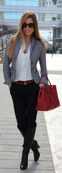 Trendy office outfit Business Fashion Women, Walking Down The Street, Trendy Business Casual, Woman Walking, Business Casual Work, Women's Outfits, Casual Work Outfit, Stylish Work Outfits, Business Outfit