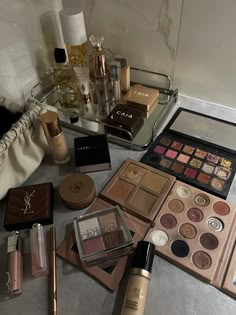 #makeup #beauty Good Makeup Aesthetic, Makeup And Skincare Aesthetic, Doing Makeup Aesthetic, Luxury Makeup Aesthetic, Do Makeup, Starting Makeup, Makeup Astethic, Make Up Aesthetic Beauty Products, Makeup Vision Board