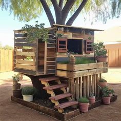 a tree house made out of pallets and wood