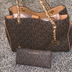 Mk Authentic Purse In Good Condition Lv Waist Bag, Mk Sandals, Louis Vuitton Bumbag, Betsey Johnson Wallet, Cream Bags, Mk Purse, Michael Kors Crossbody Bag, Beige Bag, Mk Bags