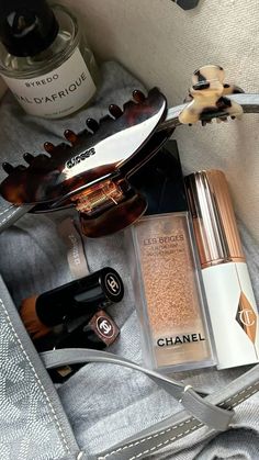 Beauty Organisation, Vogue Beauty, What In My Bag, Makeup Goals, Hailey Bieber, Love Makeup, Makeup Essentials, Just Girl Things, Aesthetic Makeup