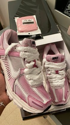 Pink Shoes Outfit, Pretty Sneakers, Vomero 5, Custom Shoes Diy, Trendy Shoes Sneakers, Pretty Shoes Sneakers, Kicks Shoes, Shoes Outfit Fashion, Nike Shoes Jordans