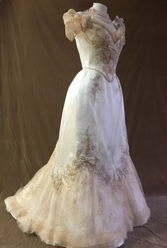 Gaun Abad Pertengahan, Vintage Ball Gowns, Old Fashion Dresses, Victorian Clothing, Fantasy Gowns, Vintage Gowns, Fairytale Dress, Pageant Dress, Fantasy Dress