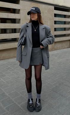 Outfit Ideas For Office Work Winter, Gray Blazer Outfit, Fall Skirt Outfits, Fall Skirt, Loafers Outfit, Skirt Outfits Fall, Denim Skirt Outfits, Skandinavian Fashion, Europe Outfits