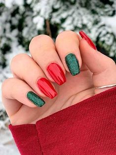 Love a minimalist look for the holidays? These simple Christmas nails are the perfect way to keep your manicure festive without overcomplicating things. From clean lines to subtle glitter accents, these designs are easy to achieve and still bring the holiday spirit. Check out our blog for more easy and beautiful Christmas nail ideas that are perfect for any occasion this season!   Simple Christmas nails, minimalist holiday nails, easy Christmas nail designs, festive simple nails, Christmas nail ideas Simple Christmas Nails Red, Nails Red And Green, Christmas Nails Red And Green, Green Christmas Nails, Simple Christmas Nails, Christmas Nail Designs Easy, Festive Nail Designs, Red Christmas Nails, October Nails