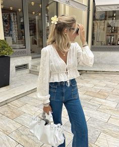 Clean Summer Aesthetic Outfits, Summer White Sneakers Outfit, Summer Fashion Jeans, Feminine Spring Style, Spring Season Fashion, Outdoor Party Outfit Spring, Feminine Chic Outfits, Anthropologie Outfits Inspiration, Casual Chic Outfit Ideas