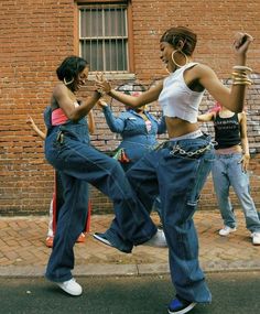 90s Black Woman Aesthetic, Bronx Aesthetic Outfit, 90s Fubu Outfits, 2000s Fashion Black Women Hip Hop, 80s Fashion Black Women Hip Hop, Baggy Clothes Photoshoot, 80’s Fashion Black Women, Da Hood Aesthetic, Black Women 90s Aesthetic