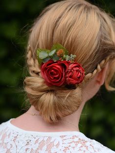 Flower hair clip featuring crimson red roses and ranunculus bud with sprays of greenery. Perfect for accessorising flower girls, bridesmaids or bridal hair. Mounted on a felt base that secures in the hair with a 4.5cm crocodile style clip. Measures approximately 7x10cm Standard shipping to the UK is 3-5 working days with options to upgrade at checkout. View more silk flower clips in the following shop section: https://www.etsy.com/shop/floraandthefox?section_id=21348292 Can't find quite what you Bridesmaid Hair Clips, Wedding Barrettes, Simple Rose, Bridal Hair Clip, Rose Rouge, Flower Headpiece, Rose Hair, Floral Headpiece, Flower Clip