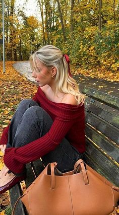 Discover effortless casual outfits that blend comfort and style for everyday wear. Perfect for any occasion, from laid-back weekends to casual outings! Adrette Outfits, Stile Hijab, Burgundy Outfit, Mode Zara, Skandinavian Fashion, Autumn Fits, Style Inspiration Fall