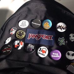 Backpack Buttons, Backpack With Pins, Aesthetic Bag, Jeans Petite, Backpack Pins