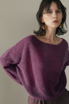 A piece that not only showcases your collarbone but also flatters your neck and face contours with its seamless banana sleeve design. Cropped Boatneck Sweater, Womens Alpaca Sweater, Boat Neck Sweater, Stylish Wardrobe, Alpaca Sweater, Face Contouring, Boatneck Sweater, Sleeve Designs, Boat Neck