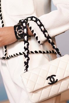 Chanel Resort 2021 Collection | Vogue White Chanel Bag, Black And White Chanel, Mode Ab 50, Chanel 2021, Chanel Suit, Chanel Resort, Poppy Delevingne, Mode Chanel, Chanel Cruise