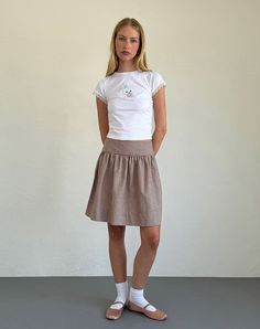 Brown Gingham Dress, Outfit With White Skirt, Knee Length Skirt Outfit, White Midi Skirt Outfit, Gingham Skirt Outfit, Midi Skirt Outfits, Tee Styling, Sewing Skirt, Strawberry Cat