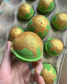 Anyone else addicted to caramel apples? I swear there was a year where I ate one a week! I am loving how vibrant green these bath bombs turned out! Stay tuned to see them posted on my shop!  • • • • •  #bathbombs #bathbombsofinstagram #Smallbusiness #bubblebar #bathfizzy #bathproducts #bathtreats #smallbatch #crueltyfree #phthalatefree #preservativefree #seasalt #coconutoil #bathbombmaking #packagingideas #bathbombmaker #bathbomnartisan #bathbombmakinggoals #bathbombmakinglife #bathbombsofboise Bath Bomb Packaging, Rose Petal Bath, Diy Christmas Presents, Small Business Gifts, Essential Oils Gifts, Bridesmaid Favors, Bridesmaid Thank You, Bubble Bars, Bath Water