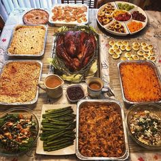 Friendsgiving Meals Ideas, Thanksgiving Football Aesthetic, Meal Presentation Ideas, Thanksgiving Food Decoration Ideas, Thanksgiving Festive Food, Thanksgiving Tray Food, Thanksgiving Aethestic, Thanksgiving Meal Aesthetic, Casseroles For Thanksgiving Dinner