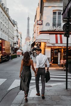 Photo shoot in Paris Paris Couple Pictures, Paris Photo Shoot, Paris Shooting, Paris Engagement Photos, Paris Photo Ideas, Paris Romance, Paris Honeymoon, Outfits Paris, Paris Photoshoot