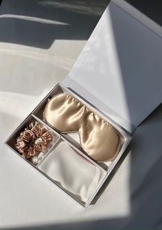 A luxurious gift box made from pure mulberry silk! Pamper your loved ones (or yourself) with our exquisite set that combines elegance and comfort. In this box you will find three silk products that your skin and hair will love. Champagne Silk Sleep Mask: Experience heavenly sleep in our high-quality sleep mask. Made from 100% 19 momme mulberry silk, it gently hugs your face and ensures a comfortable rest. The champagne tone adds a stylish touch, while the silk provides delicate care. Exfoliating Silk Products, Exfoliating Gloves, Silk Sleep Mask, Quality Sleep, Relax Spa, Spa Kit, Beauty Spa, Sleep Mask, Mulberry Silk