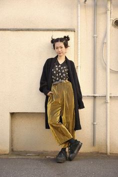 Velvet Pants Outfit, Pants Outfit Ideas, Tokyo Street Fashion, Quirky Fashion, New Rock, Eclectic Fashion, Velvet Pants, Tomboy Fashion, Grunge Style