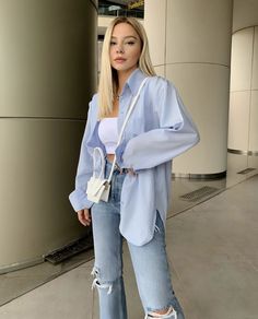 Western Outfit Summer, Looks Com Short, Street Style Outfits Casual, Ripped Knee Jeans, Looks Jeans, Western Outfit, Outfit Mujer, Skirt And Sneakers