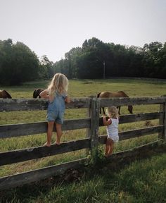 Future Country Family Goals, Country Farm Life Aesthetic, Farm Mom Aesthetic, Farm Living Aesthetic, Nature Mom Aesthetic, Western Family Aesthetic, Farm Lifestyle Simple Living, Aesthetic Farm Life, Dream Country Life