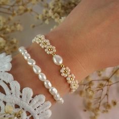 "Pulseras y Relojes" ~~Rosario Contreras~~ Elegant Beaded Jewelry, Stacking Bracelets, Bracelet Design, Homemade Jewelry, Handmade Wire Jewelry, Elegant Bracelet, Handmade Jewelry Diy