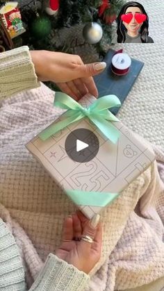 Pretty Gift Wrapping Ideas, Homemade Bows, Pretty Gift, How To Make Bows, Xmas Decorations, Holiday Season