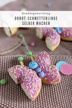 donut - schmetterlingge selber machen with pink frosting and sprinkles