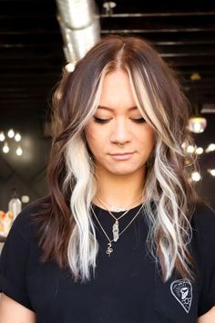 Blonde Underneath, Peekaboo Hair Colors, Trendy We Fryzurach, Rambut Brunette, Tan Skin Blonde Hair, Balayage Blond, Peekaboo Hair, Money Piece, Penteado Cabelo Curto