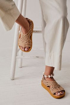 Dad Sandals Outfit, Fancy Sandals, Mexican Sandals, Sandals Patterns, Fringe Sandals, Boho Sandals, Sandals Outfit, Beautiful Sandals, Flatform Sandals