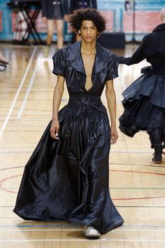 Men In Dresses Fashion, Men Wearing Dress, Man Wearing Dress, Vivienne Westwood Menswear, Men In Dresses, Men In Skirts, Vivienne Westwood Men, Haute Couture Style, London Fashion Week Mens