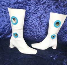 Rare 90s does 60s white boots with 2 blue circles with see through. Square nose. In good vintage condition. Note: the material has some wear around the ankles, see last photo. This is from storing them folded.  The outside is shiny plastic, the inside is leather.  Brand: Lerwik Urbanstyle, made in Spain. Size: euro 39/40 UK 6/7  US 8/9 Size depends on if you wear thick socks or not. Boots are best suitable for the more narrow feet.  Contact me if you have any questions. Thank you. No return and Mod Boots, Square Nose, 60s Shoes, 90s Boots, 70s Vintage Fashion, Seventies Fashion, Gogo Boots, Band Shirt, Thick Socks