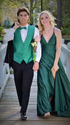 Green Prom Couple, Prom Picture Poses For Couples, Couple Prom Pictures, Prom Goals, Prom Picture Poses, Dance Picture Poses