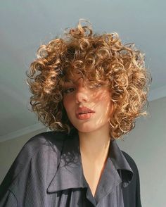 Short Coily Hair, 80s Short Hair, Glamour Hair, Curly Haircuts, Blonde Curls, Colored Curly Hair, Short Curly Haircuts, Haircuts For Curly Hair, Curly Hair Inspiration