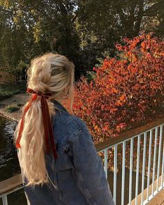 Christmas Hairstyles With Bangs, Hairstyles With Ribbons Braided, Christmas Party Hair Updo, Hairstyles For Autumn 2023, Red Hair Ribbon Aesthetic, Braid Aesthetic Hairstyles, Braided Hairstyles Ribbon, Christmas Hair Ribbon, Braid And Ribbon Hairstyles