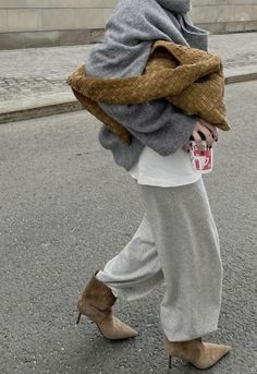 Gray Brown Outfit, Grey And Brown Outfit, Letter Sweater, Oversized Grey Sweater, Sweater Chunky, Sweater Oversized, Brown Outfit, Outfit Trends, Mohair Sweater