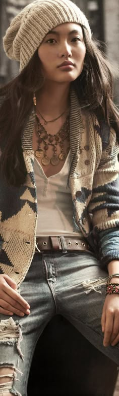 God it would take me 2 months to find all the stuff in this outfit then another four hours to get it all on. Yet she makes it look like she just rolled out of bed and put some stuff on Vetement Hippie Chic, Look Boho Chic, Winter Boho, Bohol, Denim And Supply